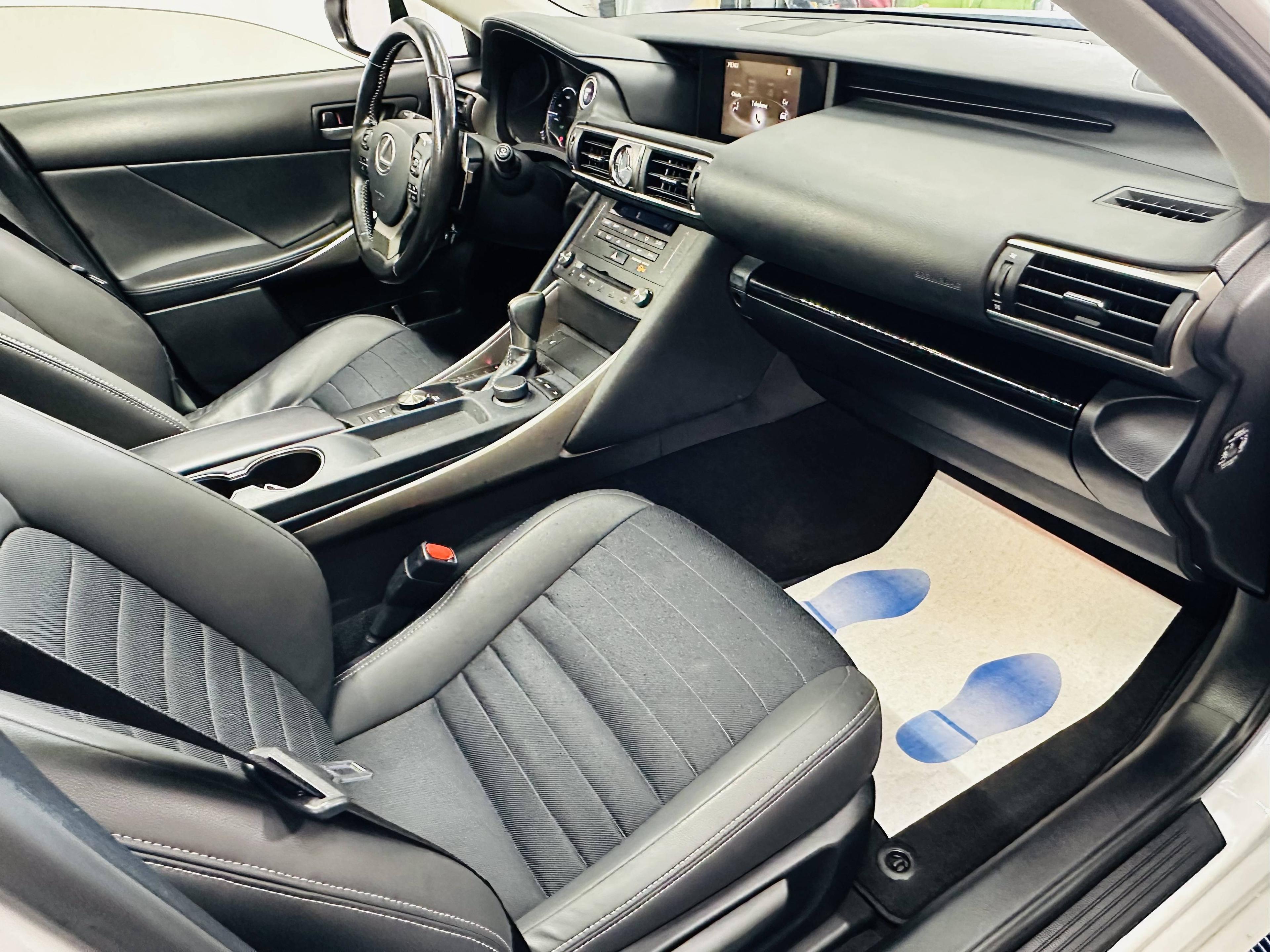 LEXUS IS