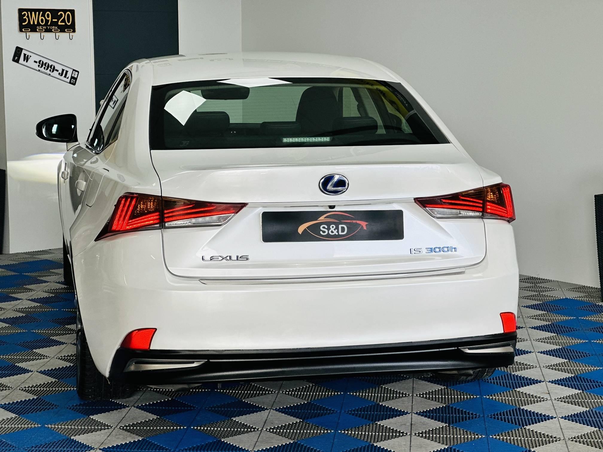 LEXUS IS