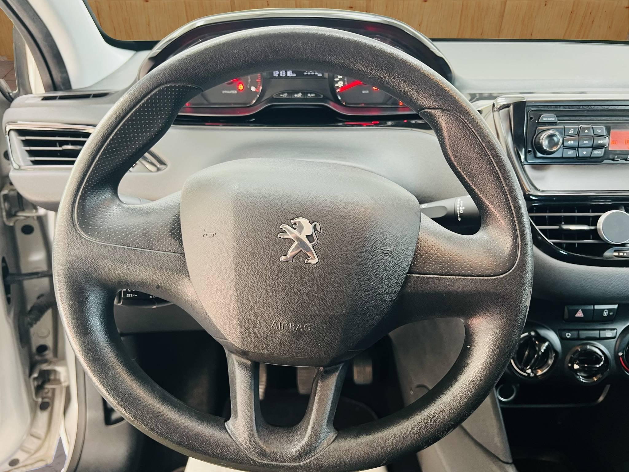 PEUGEOT 208