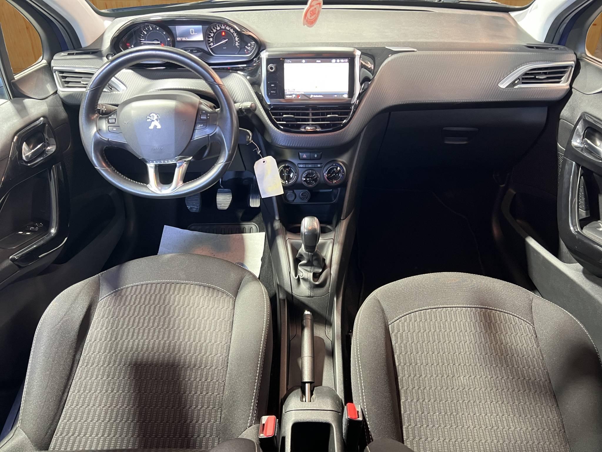 PEUGEOT 208
