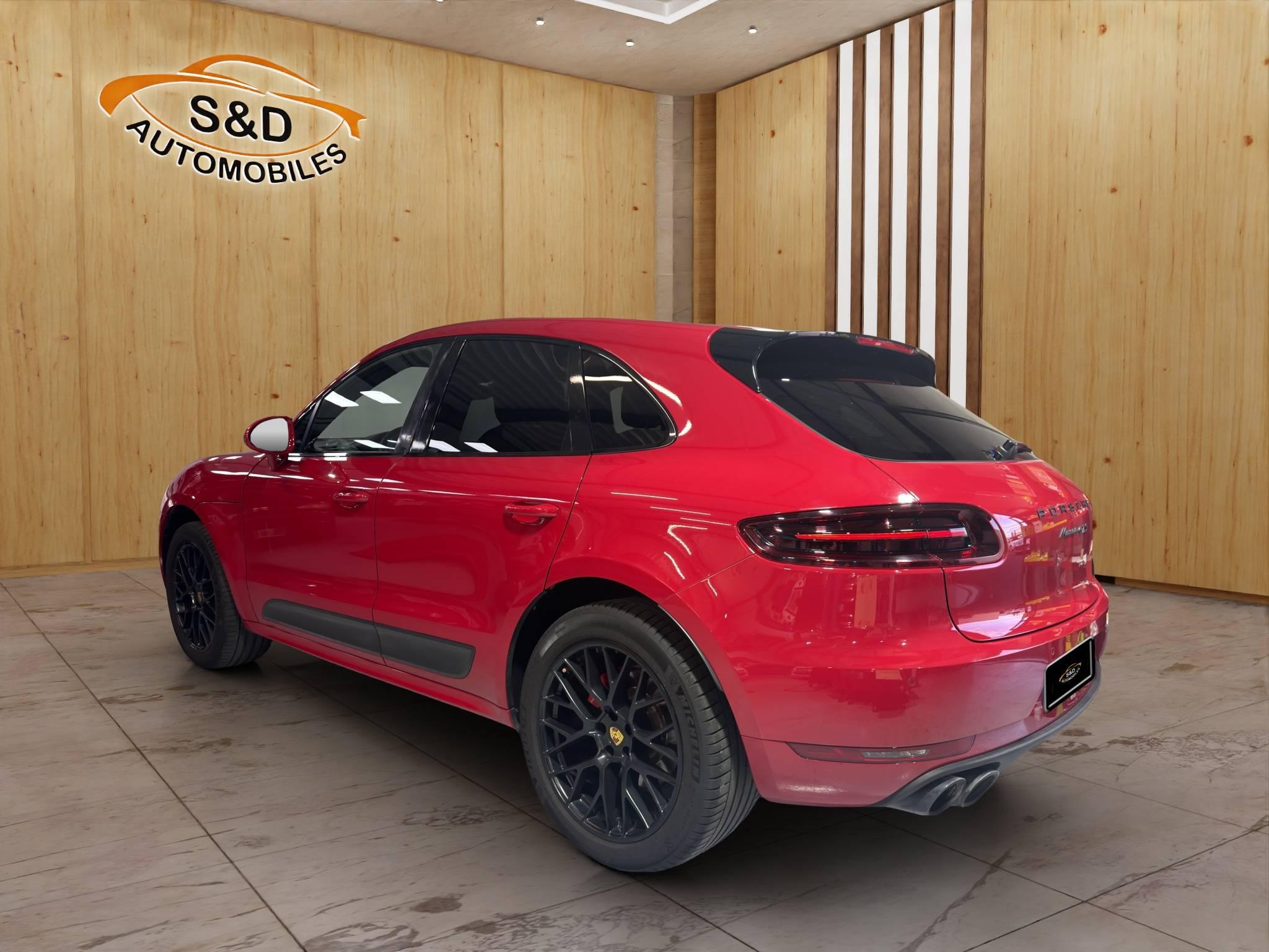 PORSCHE MACAN