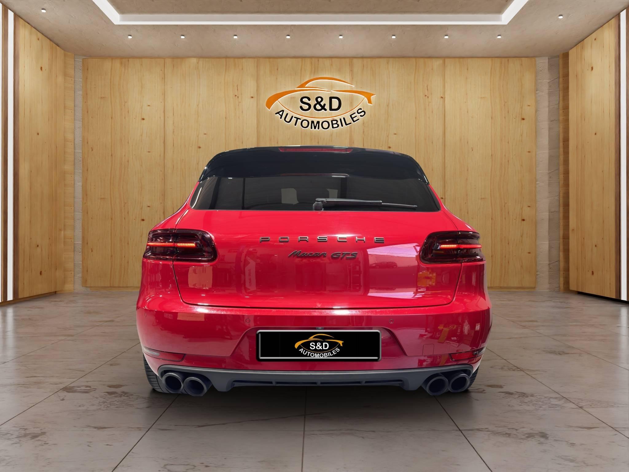PORSCHE MACAN