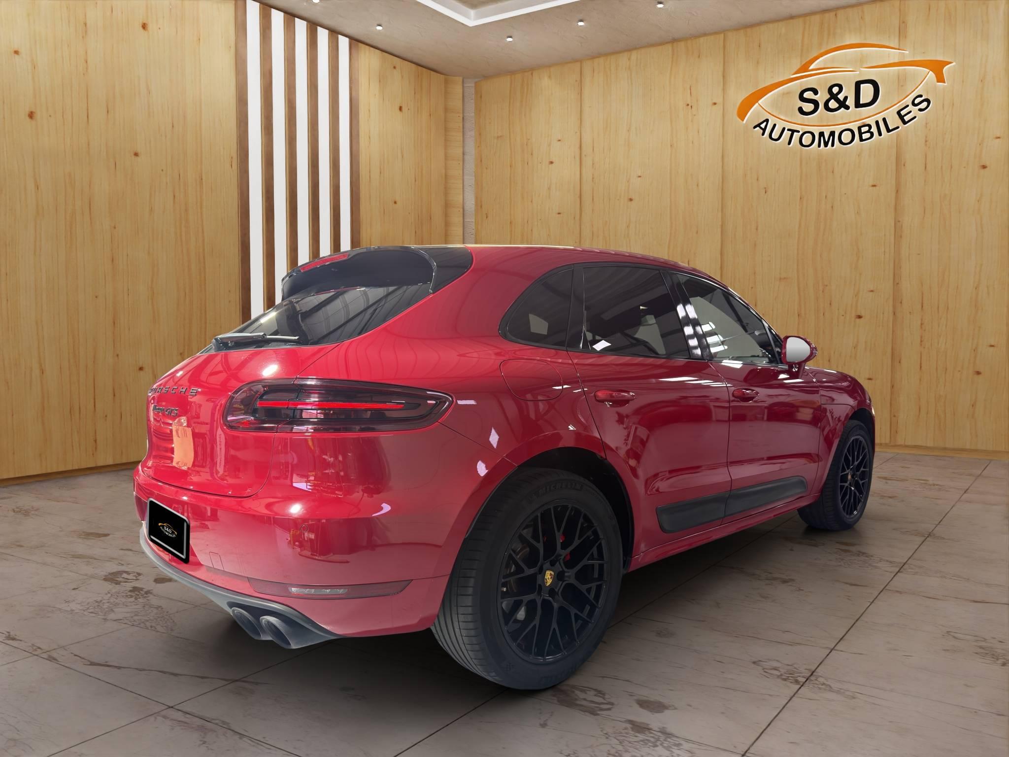 PORSCHE MACAN