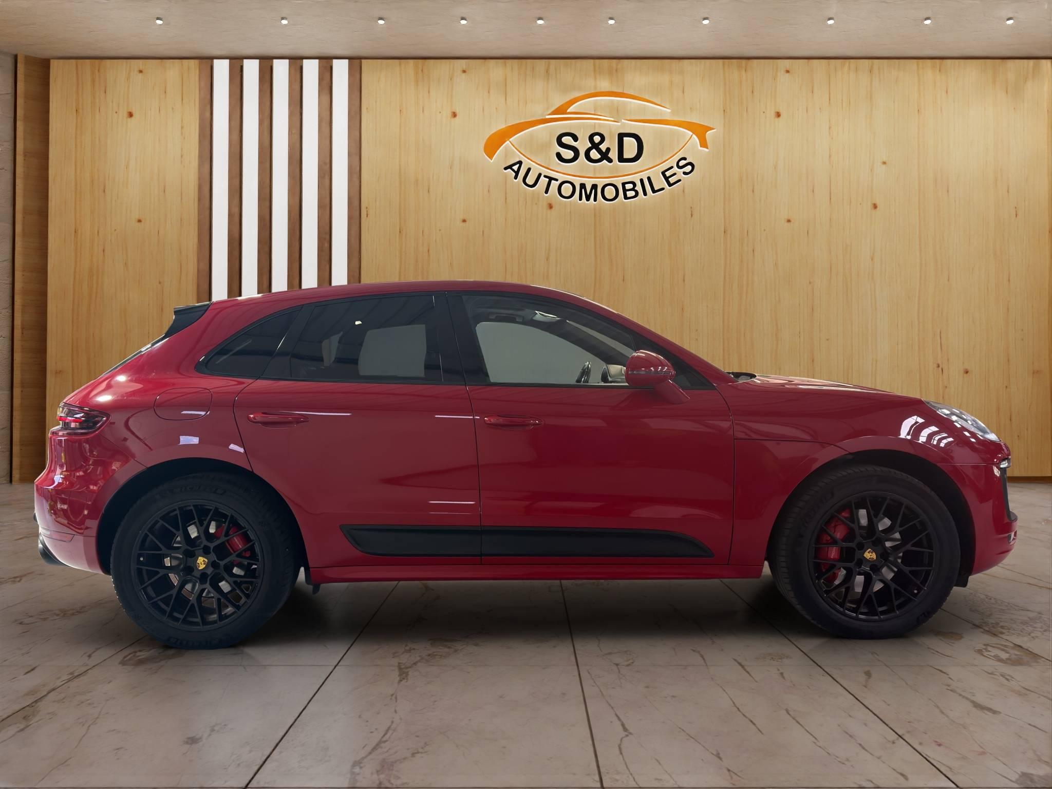 PORSCHE MACAN