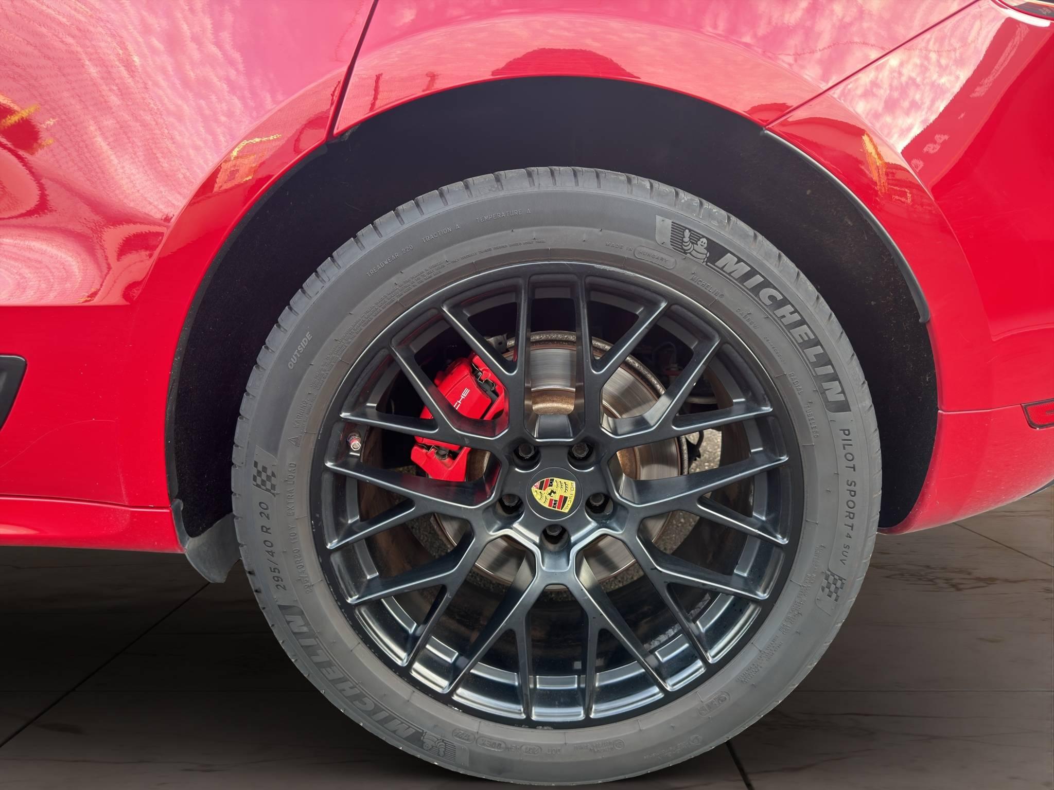 PORSCHE MACAN