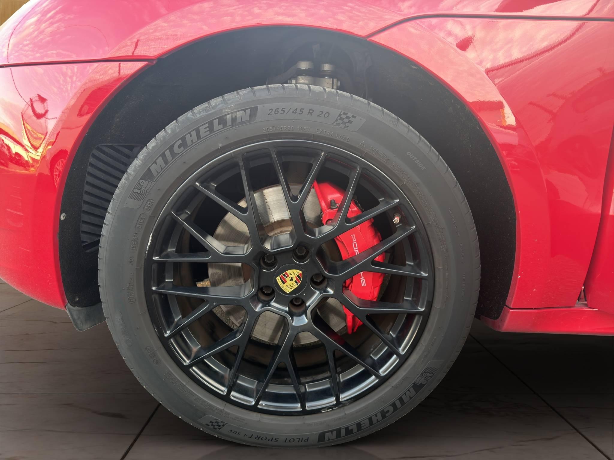 PORSCHE MACAN