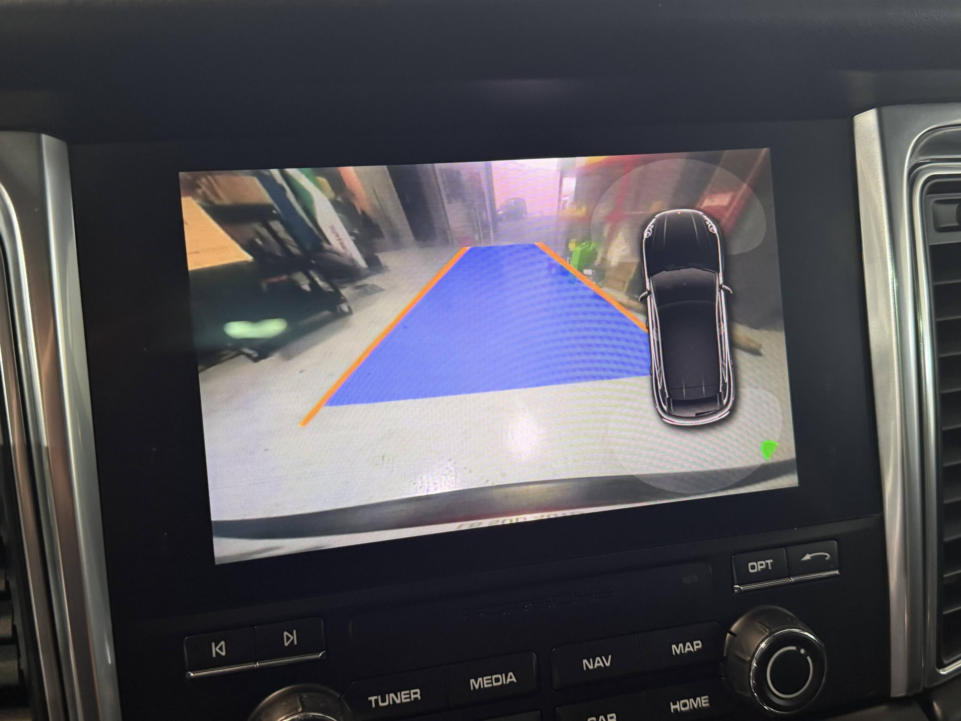 PORSCHE MACAN