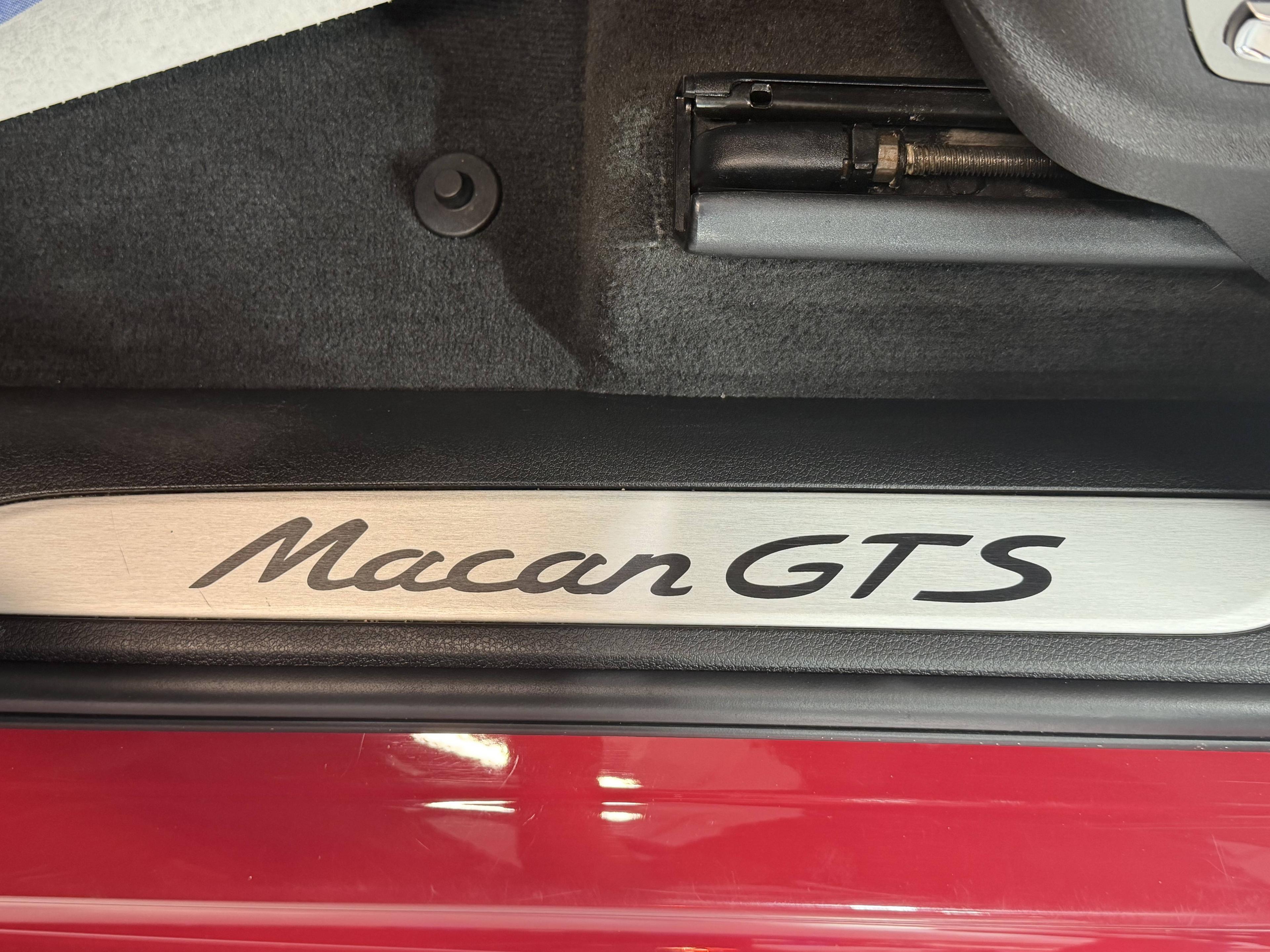 PORSCHE MACAN